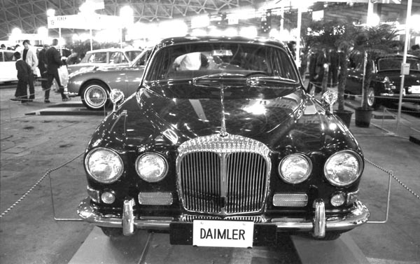 70-1a (247-22) 1970 Daimler Sovereiegn sr.1 4dr Saloon.jpg